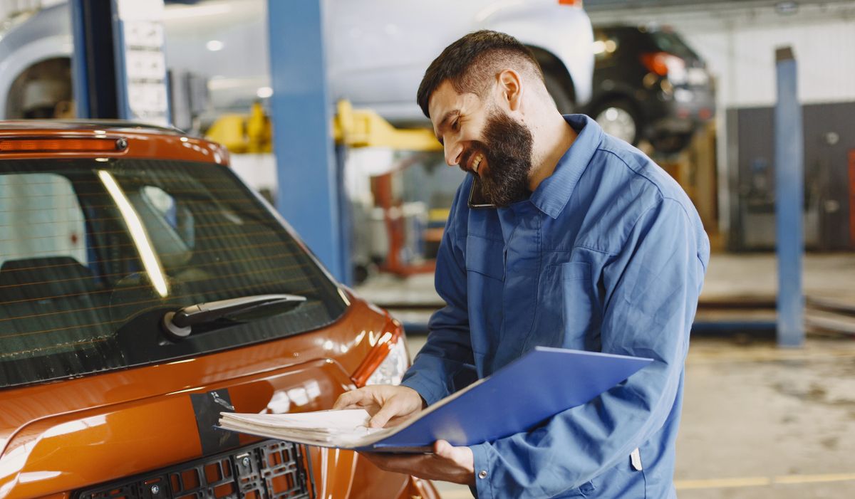 inspeccion tecnica de vehiculos, mecanico revisando un coche