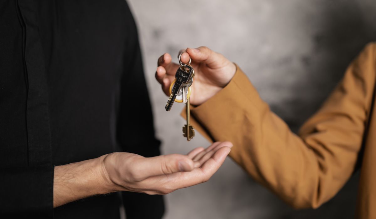 arrendador entregando las llaves de la vivienda al arrendatario
