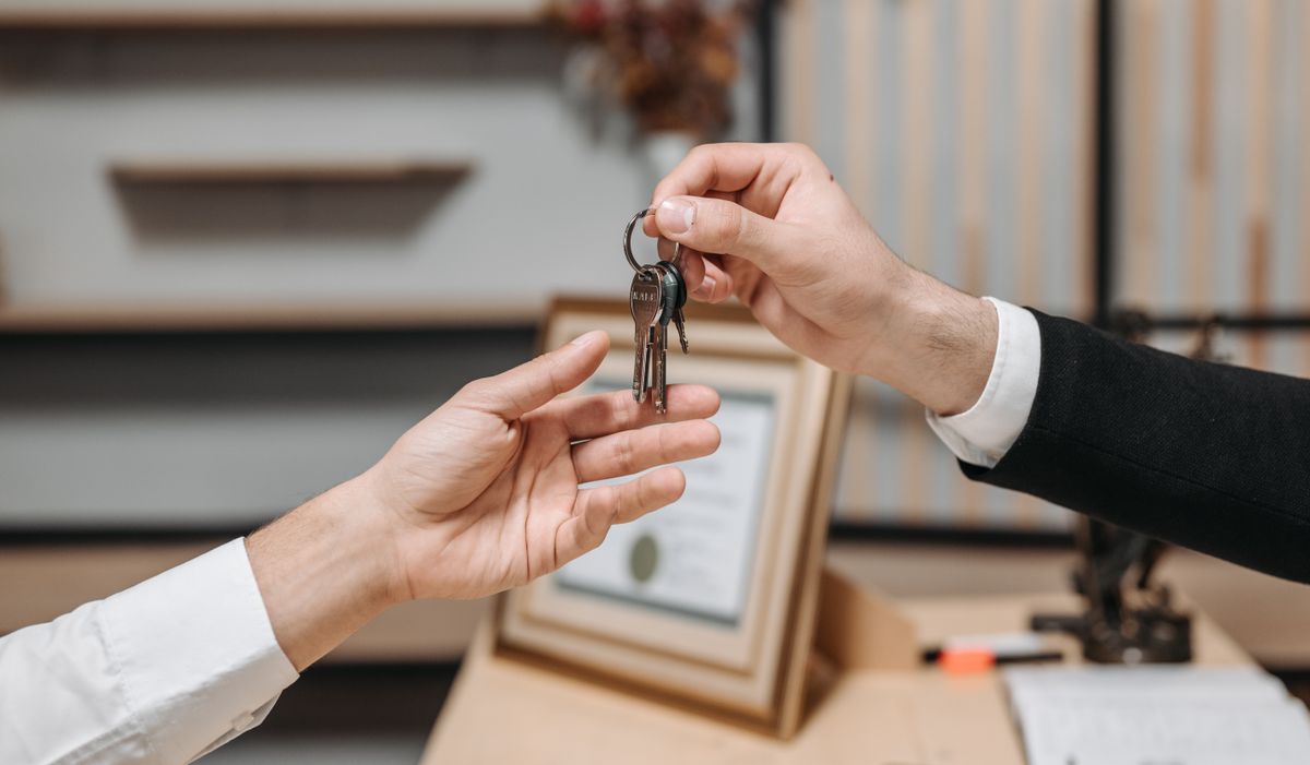 contrato de alquiler de vivienda: entrega de llaves