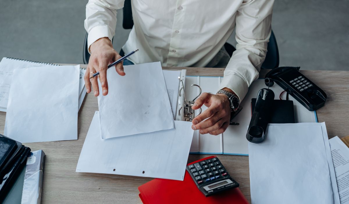 Documentos y facturas de una empresa sobre una mesa de oficina