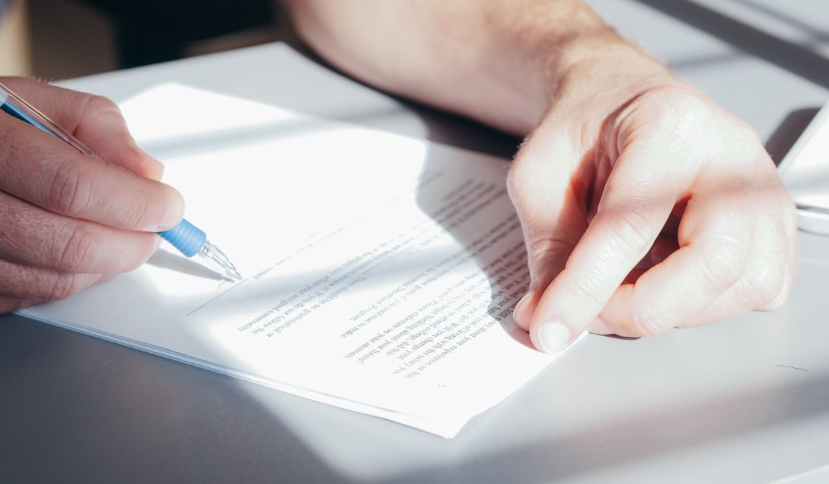 manos firmando un documento, anular un contrato firmado