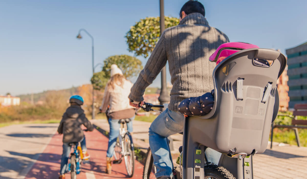 como llevar niños en bicicleta