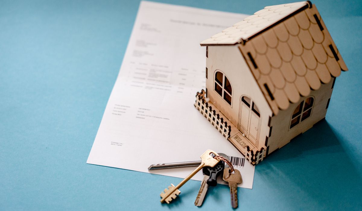 contrato de alquiler y llaves de vivienda