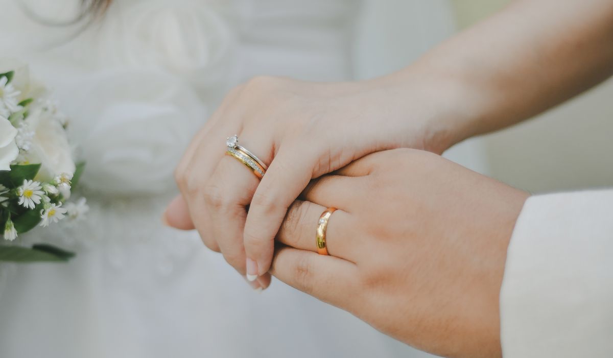 manos de una pareja con anillos, inscripción de pareja de hecho