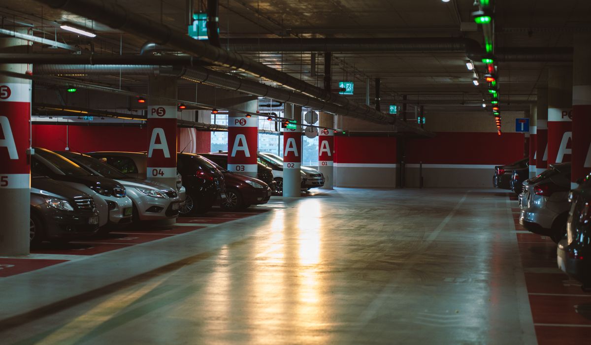 Conducir sin carnet en un parking privado: garaje subterráneo con coches aparcados