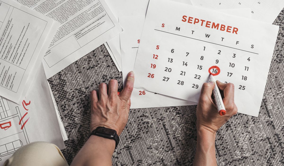Calendario con un fin de semana marcado y documentos de horas sindicales