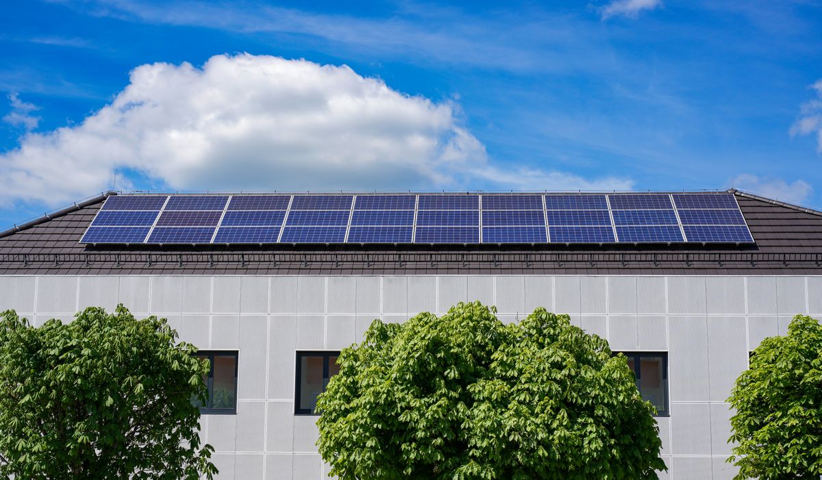 tejado con placas solares