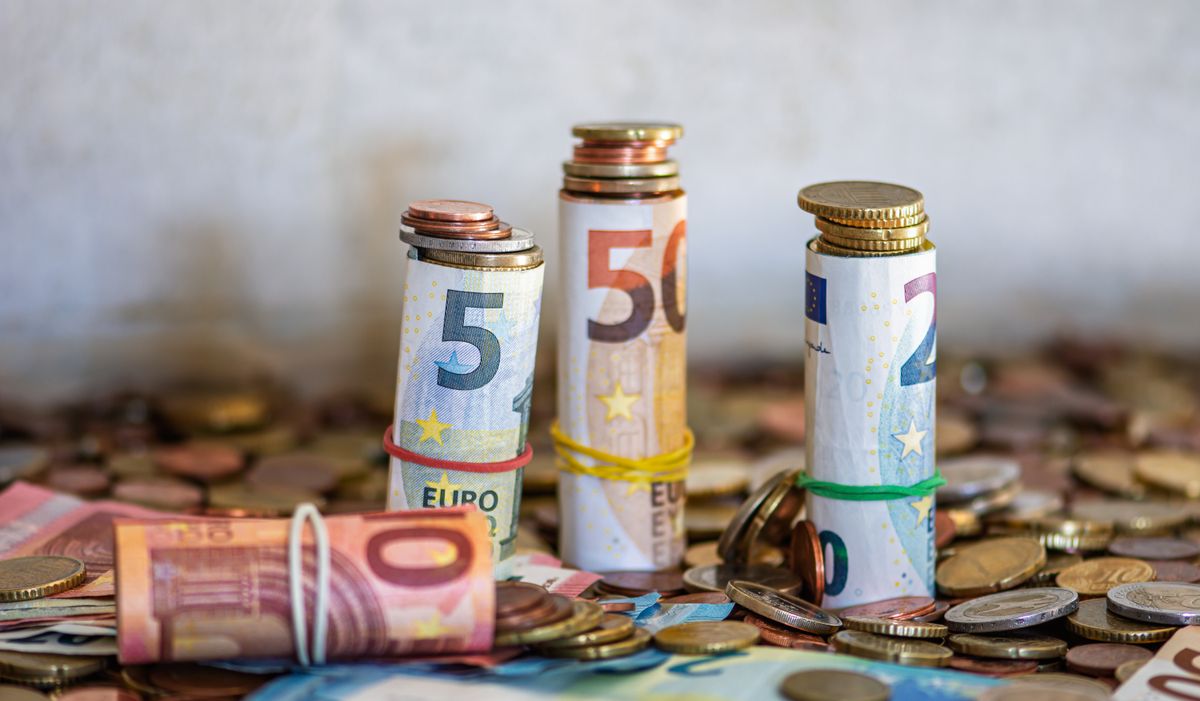 billetes y monedas de euro, pago único de la prestación por desempleo
