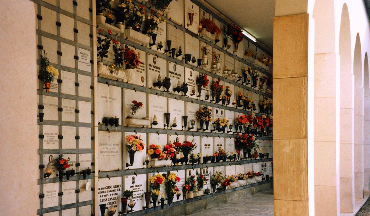 nichos de un cementerio