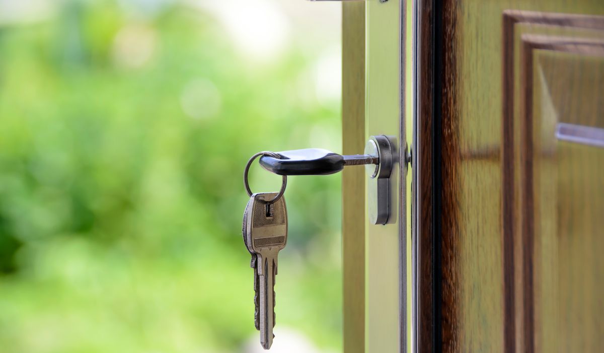 llave en la cerradura de una puerta, acoso inmobiliario del casero