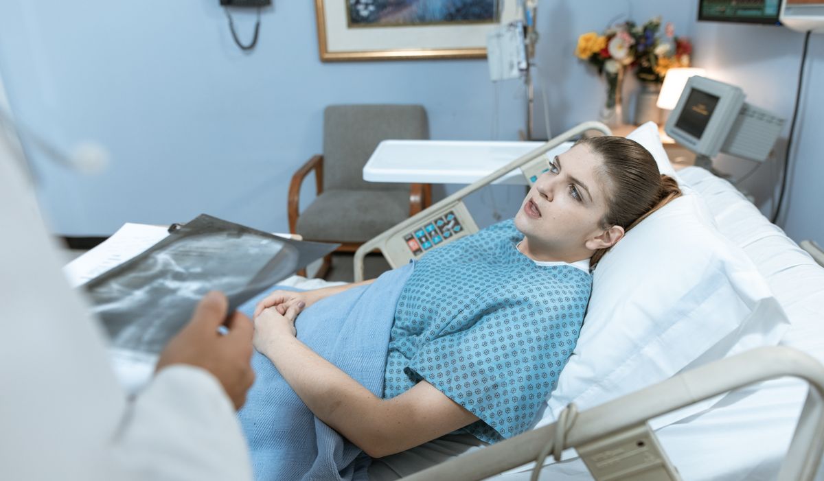 paciente en cama de hospital hablando con un médico, baja laboral por donar un órgano
