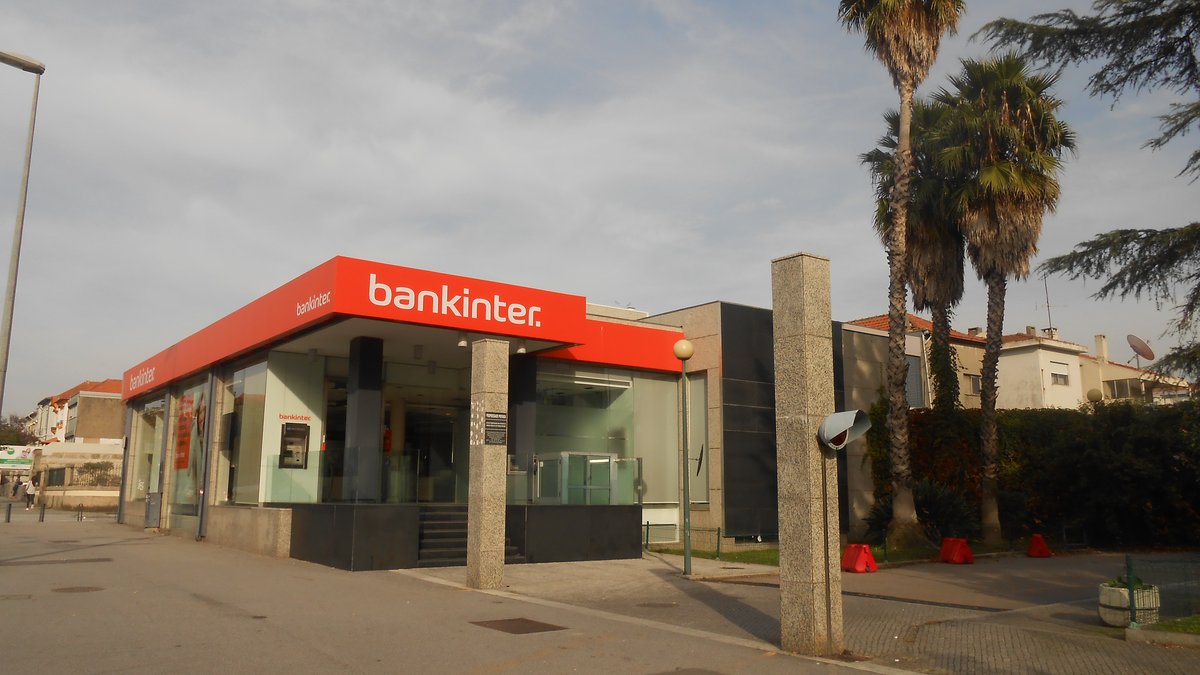 Sucursal de Bankinter con el rótulo del banco en la fachada