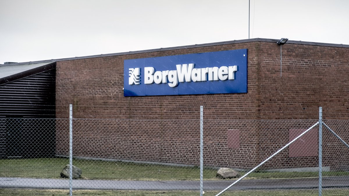 Fachada de una planta industrial de BorgWarner con el rótulo de la marca en la pared