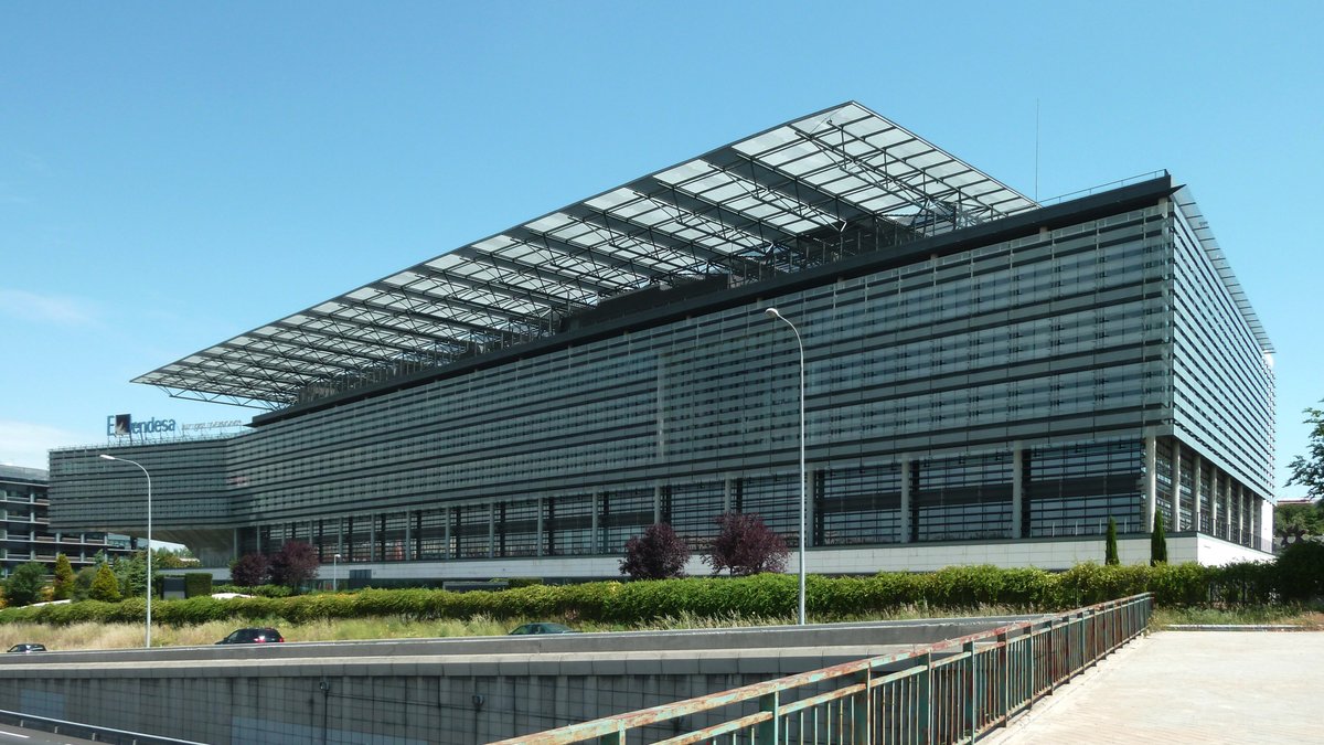 Sede de Endesa en Madrid, fachada acristalada con el logotipo de la compañía eléctrica