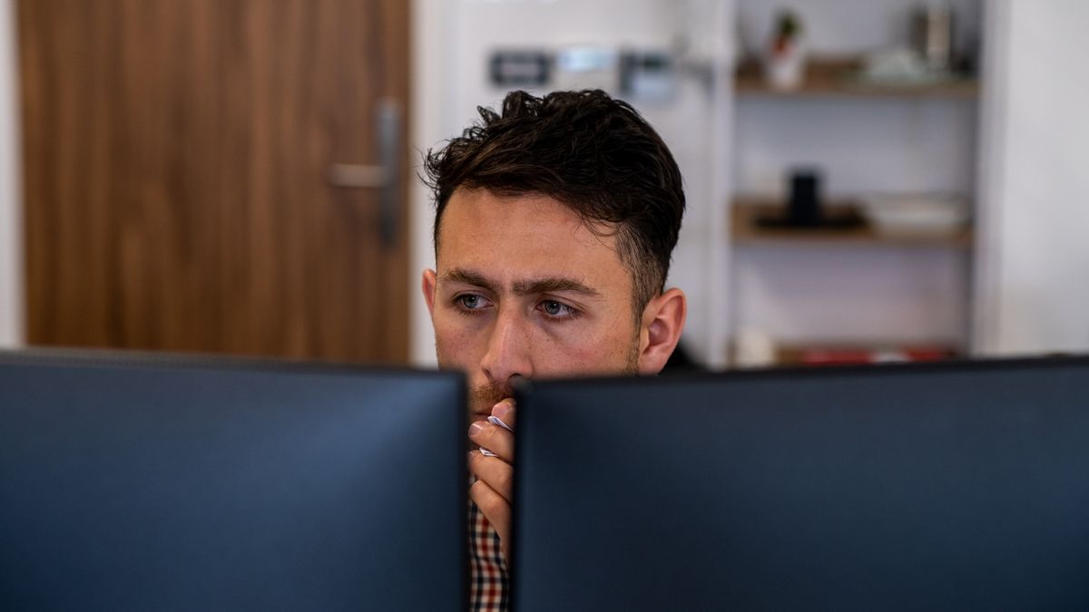 hombre con problemas de visión trabajando frente a un ordenador, incapacidad permanente por perdida de vision