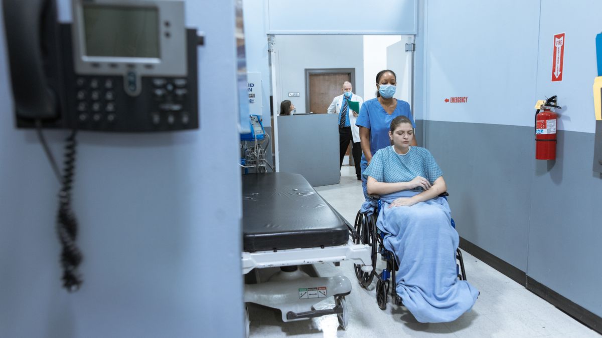 paciente trasladada en silla de ruedas por el pasillo de urgencias de un hospital, indemnización por error médico en la sanidad pública