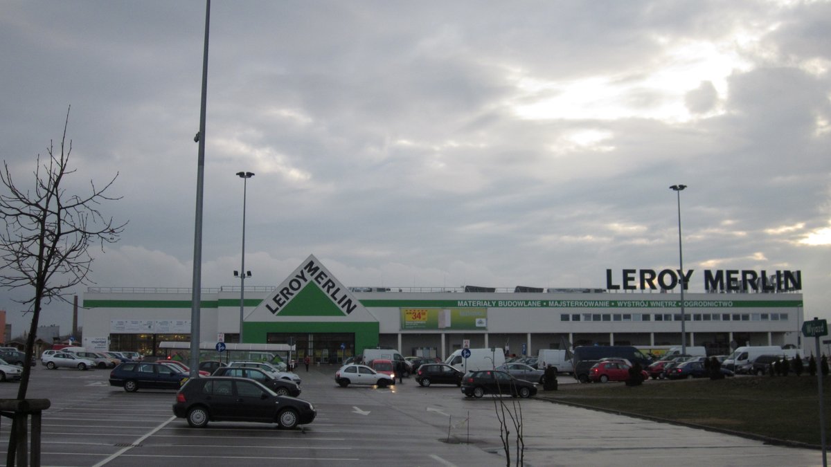 Fachada de una tienda Leroy Merlin con el rótulo de la marca bien visible
