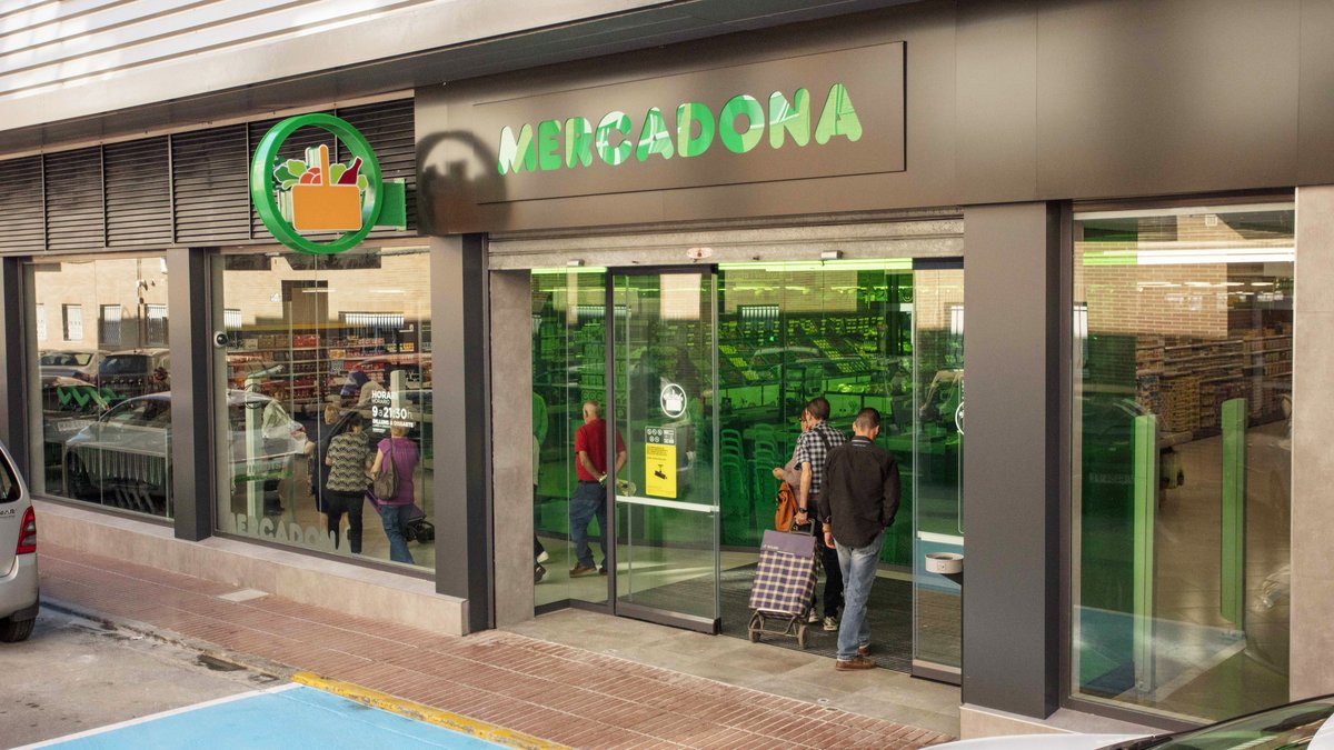 Fachada de un supermercado Mercadona con el rótulo de la marca bien visible en la entrada