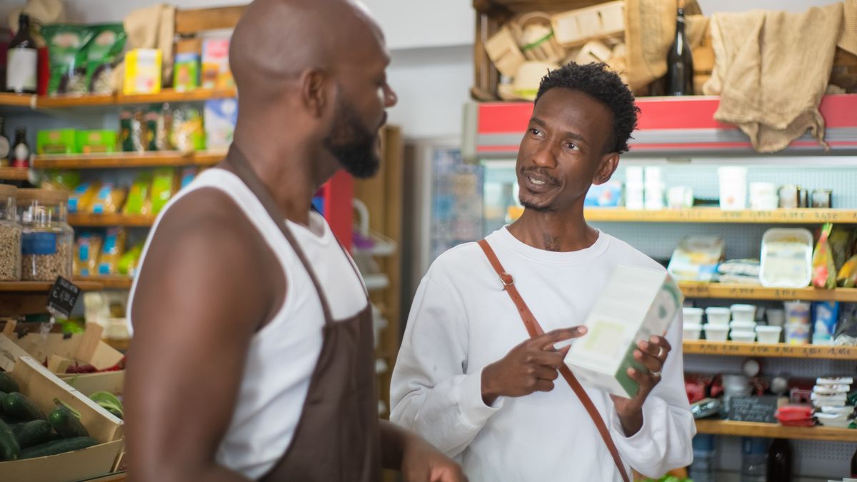 Dos empleados conversan en los pasillos de un supermercado, como el gerente y la coordinadora de Mercadona antes del despido