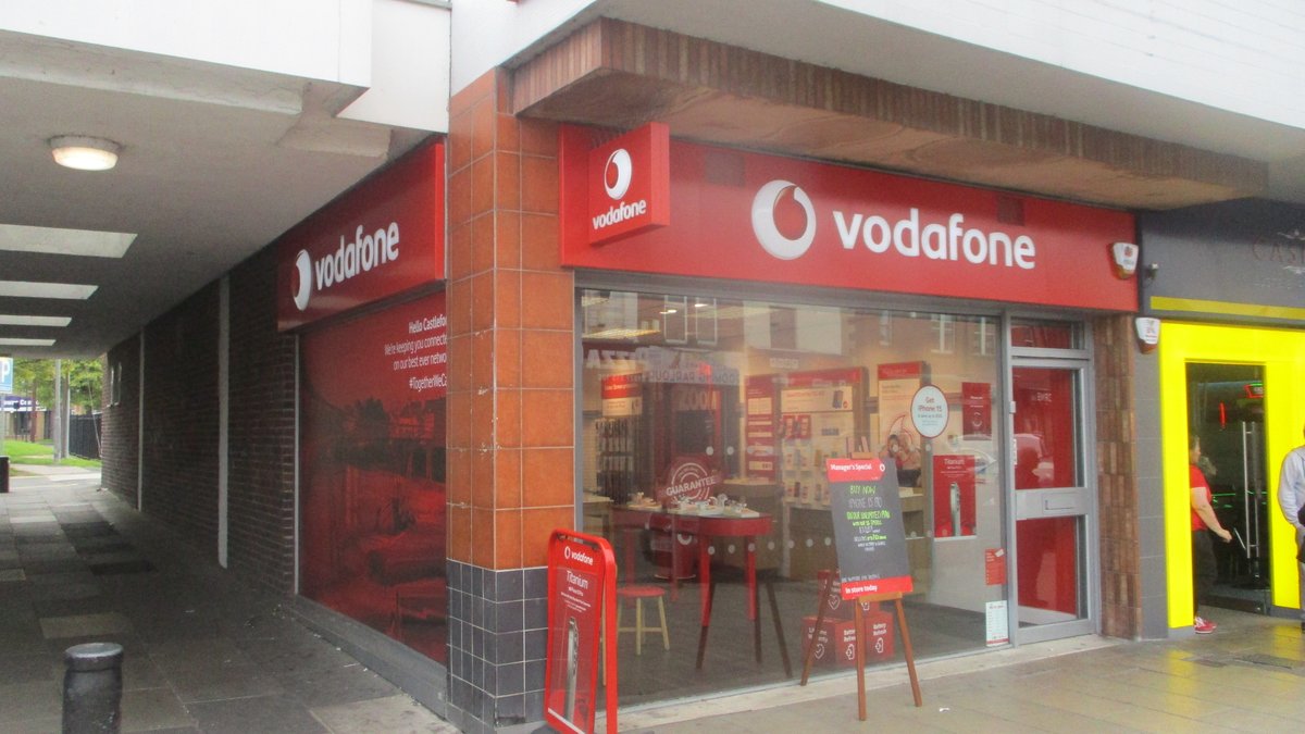 Fachada de una tienda Vodafone, la operadora condenada a indemnizar a un cliente que mantuvo fichado como moroso