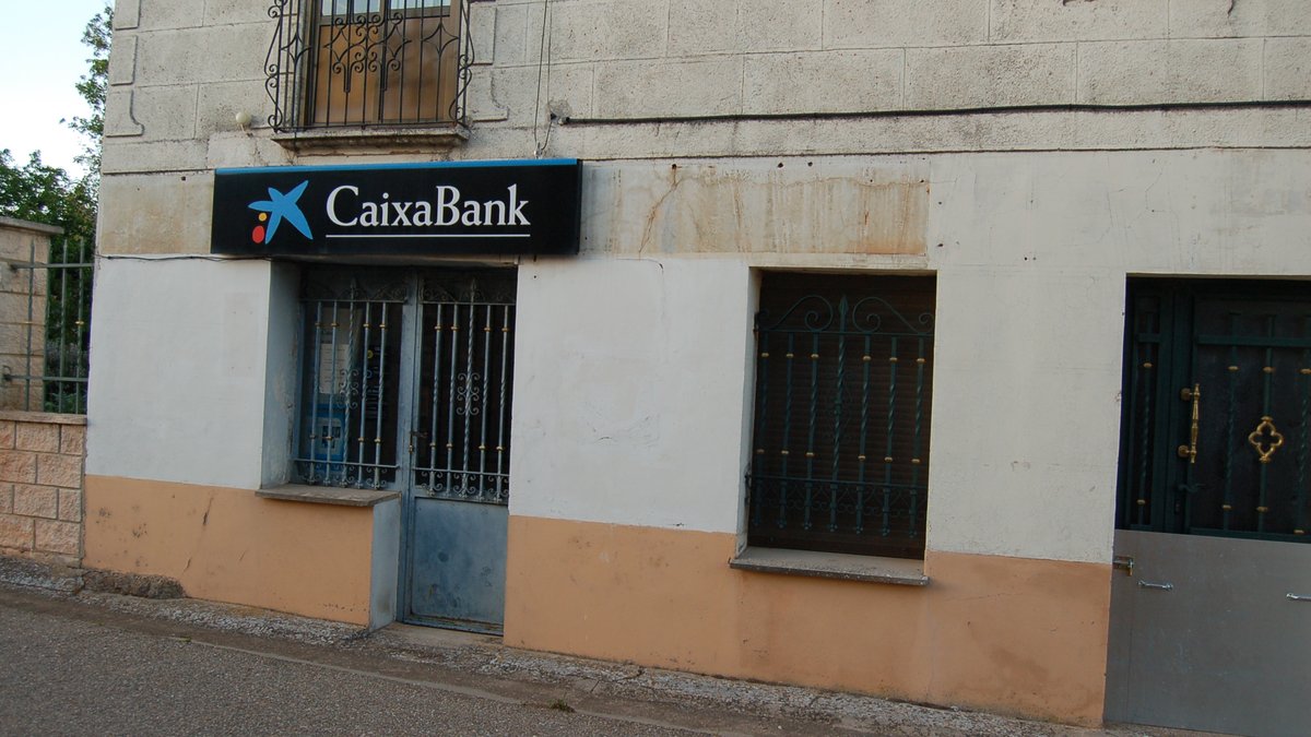 Fachada de una oficina de CaixaBank con el rótulo del banco visible
