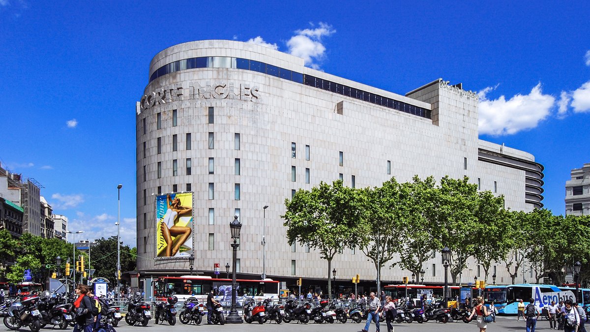 Fachada de un centro de El Corte Inglés, la empresa que despidió al cocinero readmitido por improcedente