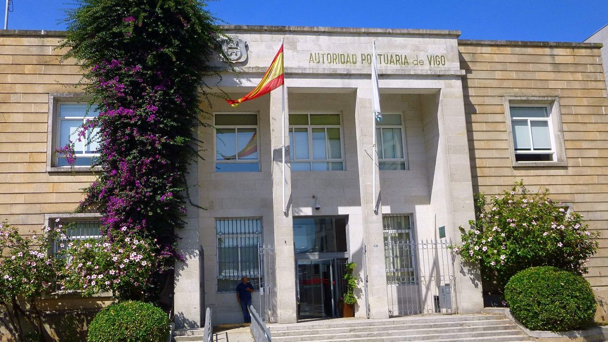 Fachada de la sede de la Autoridad Portuaria de Vigo, el puerto condenado a readmitir al jefe que jubiló a la fuerza a los 67 años