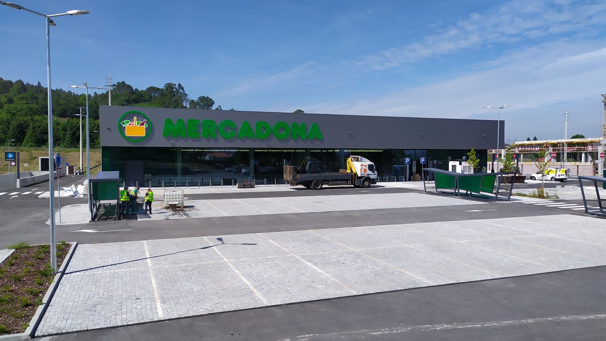 Supermercado de Mercadona con el rótulo verde en la fachada, la empresa que negó la prima a una trabajadora por demandar para reducir su jornada