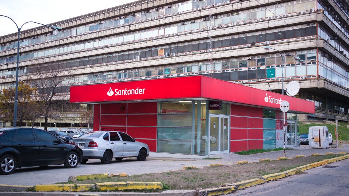 Sucursal del Banco Santander con el rótulo rojo en la fachada, el banco condenado a devolver la comisión de apertura de la hipoteca